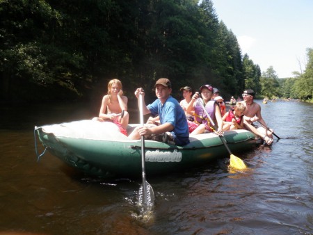 Pravidelnou atrakcí rybářského tábora je splouvání Vltavy na raftech